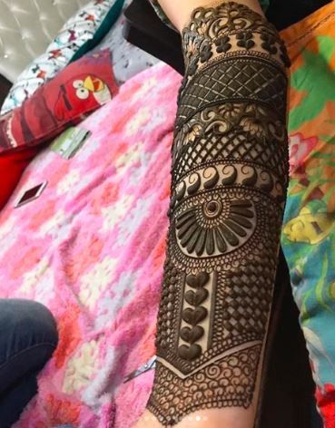 This henna design has perfect and clear detalings! 1