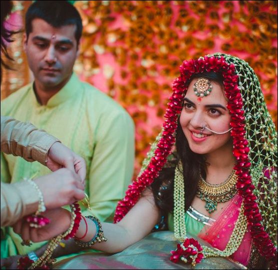 Wow!! What a lovely phoolon ka dupatta! 1