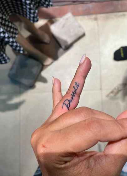 Niti taylor gets a tattoo of his partner's name on her ring finger! - 1