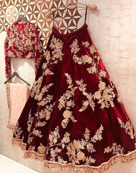 Look at this maroon bridal lehenga😍 1