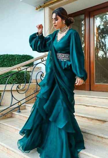 Gosh! I'm in love with the colour and the richness of her saree! - 1