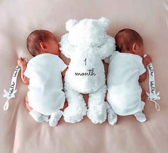 How cute is this way of celebrating month anniversary of the babies💕 - 1