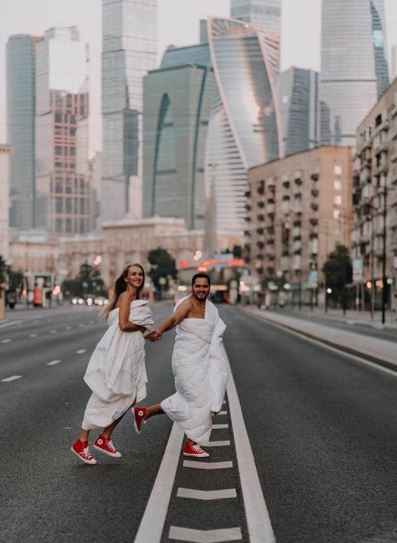 This pre-wedding shoot in the middle of a busy road will shock you! - 1