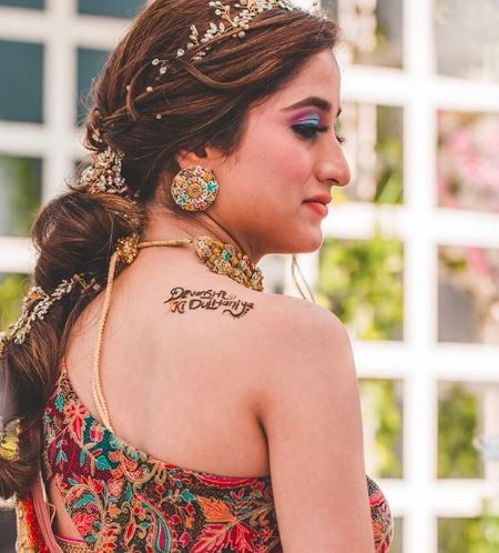 How cute is this "devansh ki dulhaniya" mehendi on her shoulder! 1