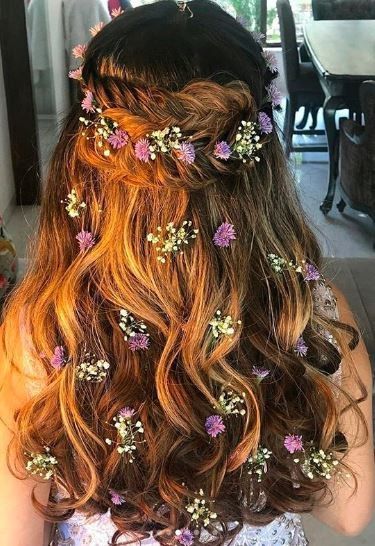 Hairstyle prettied up with trinkets and flowers!💐 1