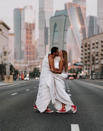 This pre-wedding shoot in the middle of a busy road will shock you! 1