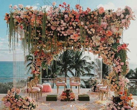 In love with this gorgeous beautiful floral decor😍❤ 1