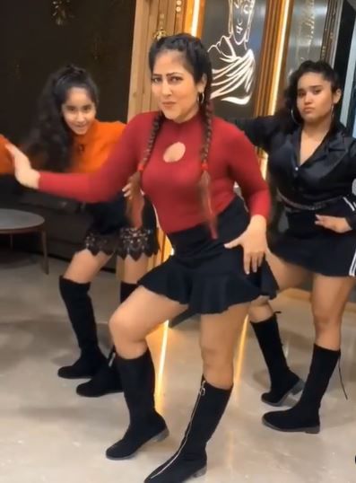 That's a mom with two of her daughters dancing!! 1