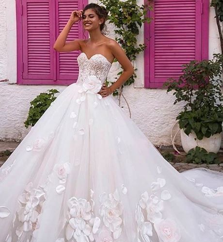 How about this one gorgeous wedding gown😍 1