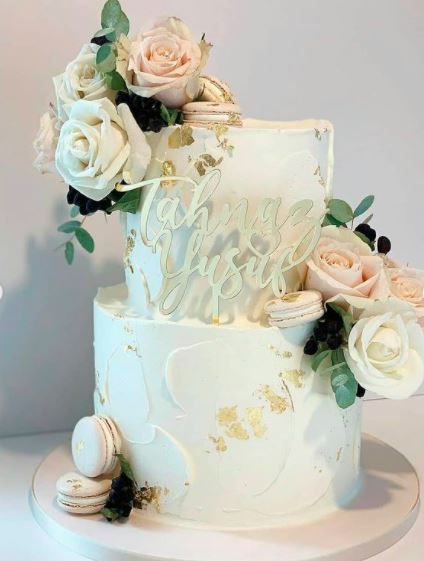 All eyes on this gorgeous looking wedding cake!! 1