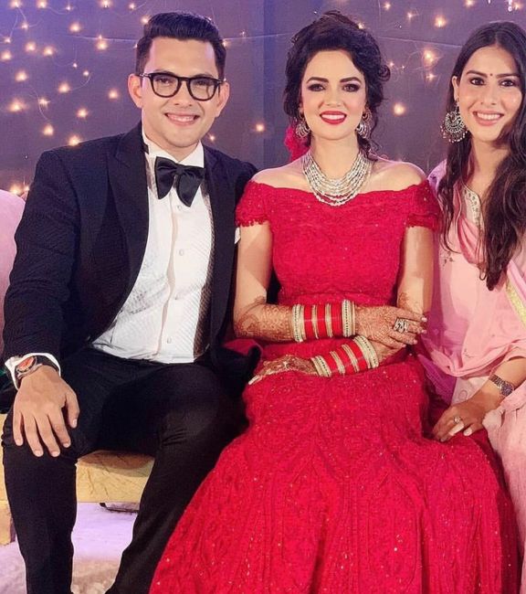 Aditya narayan chose the red and black combo for his wedding reception - 1