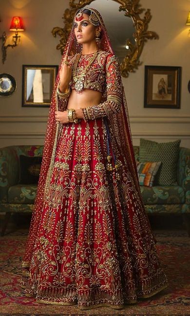 Look at this mesmerising bridal lehenga!! 1