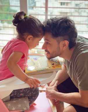 i love how Kunal Khemu is spending time with his daughter!!! - 1