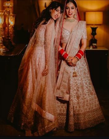 Look at this sister coordinated picture ! - 1