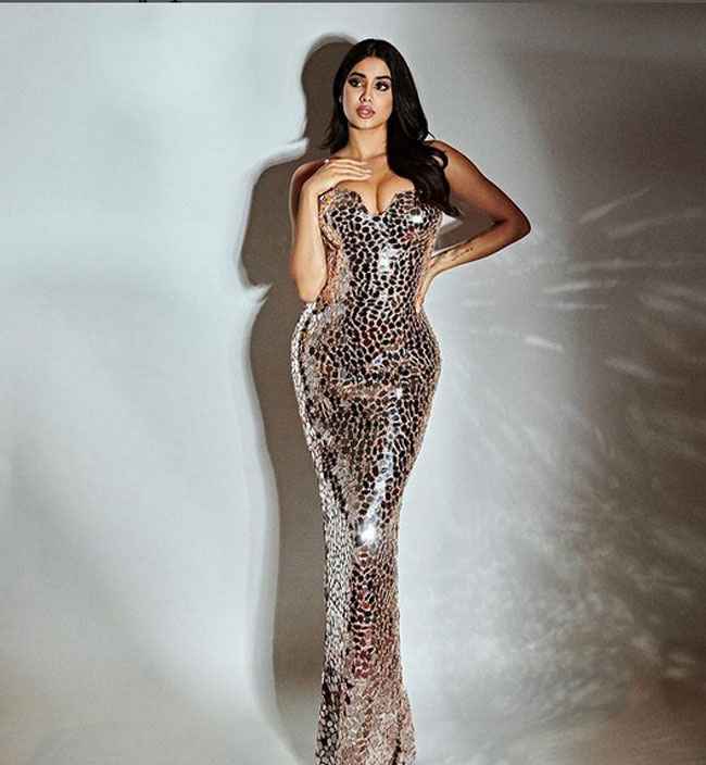 Janhvi Kapoor looks stunning in this golden dress! - 1