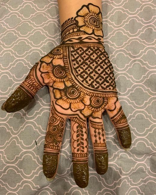 Such a pretty henna hand ya! 1