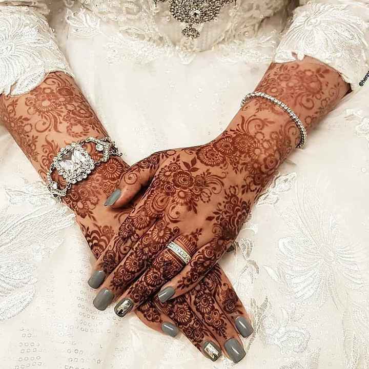 i really wish to have such dark mehndi colour on my back hand mehndi! - 1