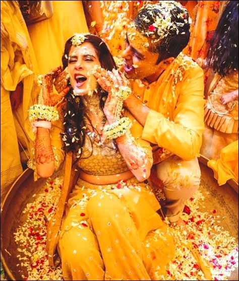 Guys, please look at this haldi picture! - 1