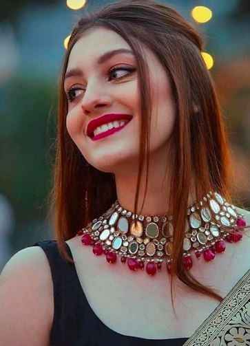 Such kinds of statement neckpieces can uplifts the whole look! - 1