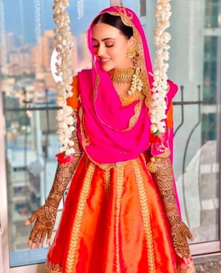 Sana khan's Mehendi outfit 1