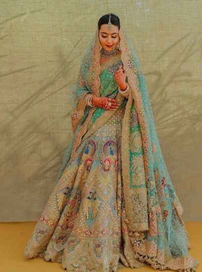 How will you define the colour of this bridal lehenga? - 1