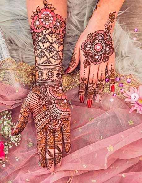 Filling mehendi with a little bit of colour and adding pearls also? - 1