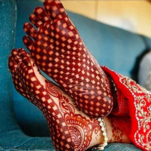How about this checkered foot sole mehndi design guys? 1