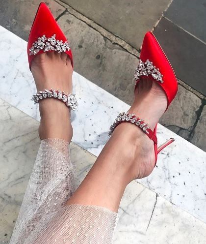 These red heels look really gorgeous! 1