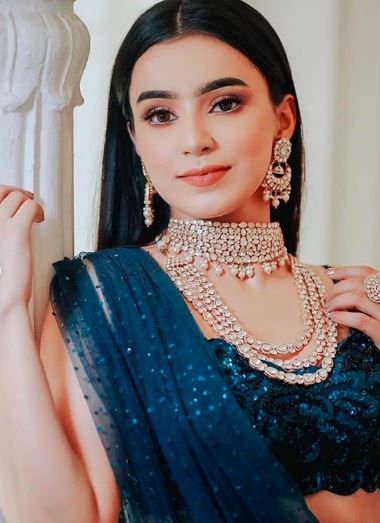 Simply a choker or a choker with long ladi neckpiece too? 1