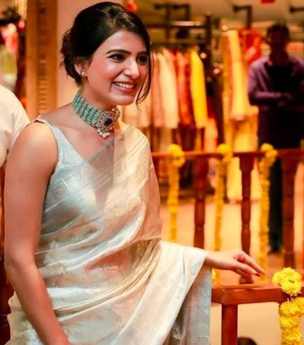 Simply a choker or a choker with long ladi neckpiece too? 2