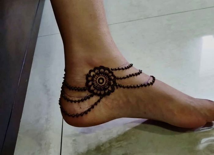 Minimal leg mehndi Designs 2