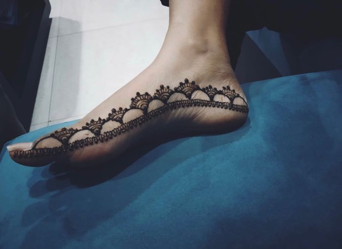 Minimal leg mehndi Designs 1