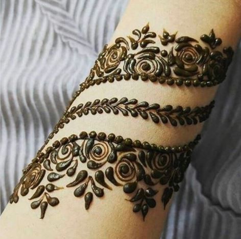 i love such simple mehendi designs! i wanna learn how to make such beautiful designs💕 1