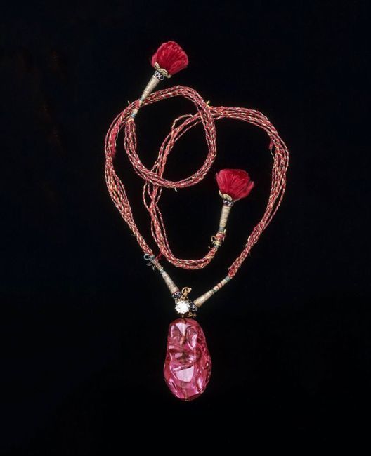 Look at this 17th century gemstone from the mughal times😍 1