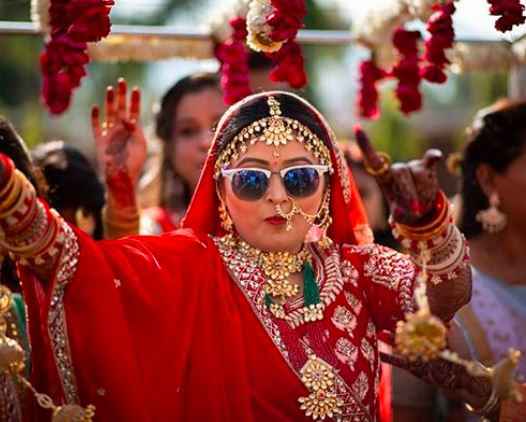 What all cool sunglasses can brides wear to rock their look? - 2