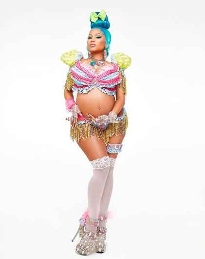 Ooooo!! How Kickassly did Nicki Minaj flaunt her baby bump!! - 1