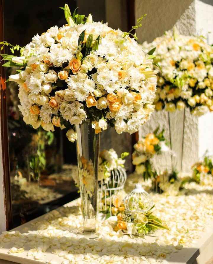 This centrepiece decor looks perfect for intimate weddings! - 1