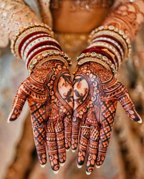 How many hearts for this pretty mehndi design? - 1