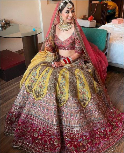 The tones and the embroidery of this lehenga are just perfect!!! 1