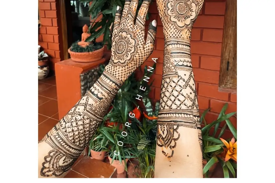 Gujarati Mehandi – Thekashishmehandiartistgroup