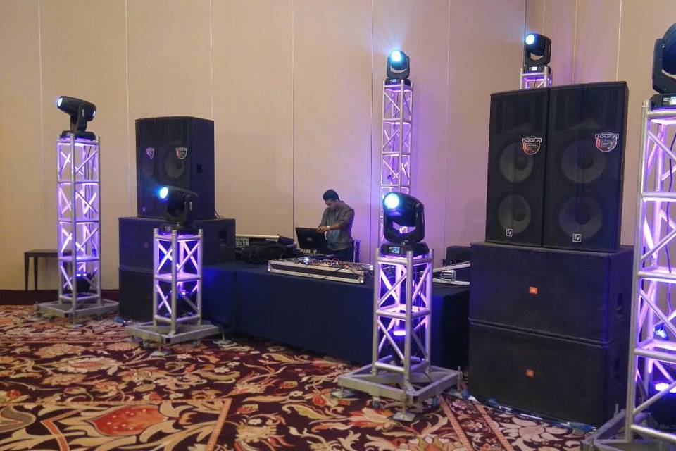 CUBIC LED WALL DJ SETUP