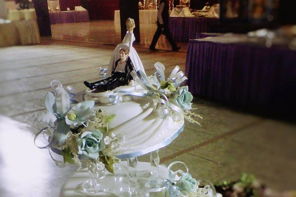 White and blue wedding cake