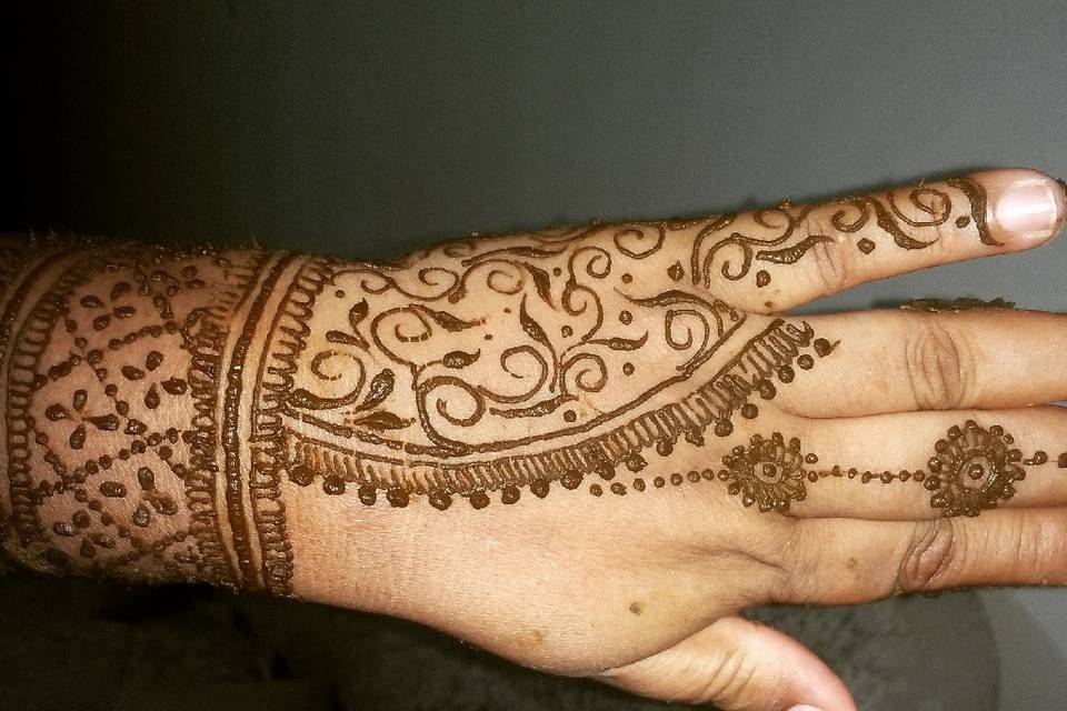 Nazia Mehendi Artist