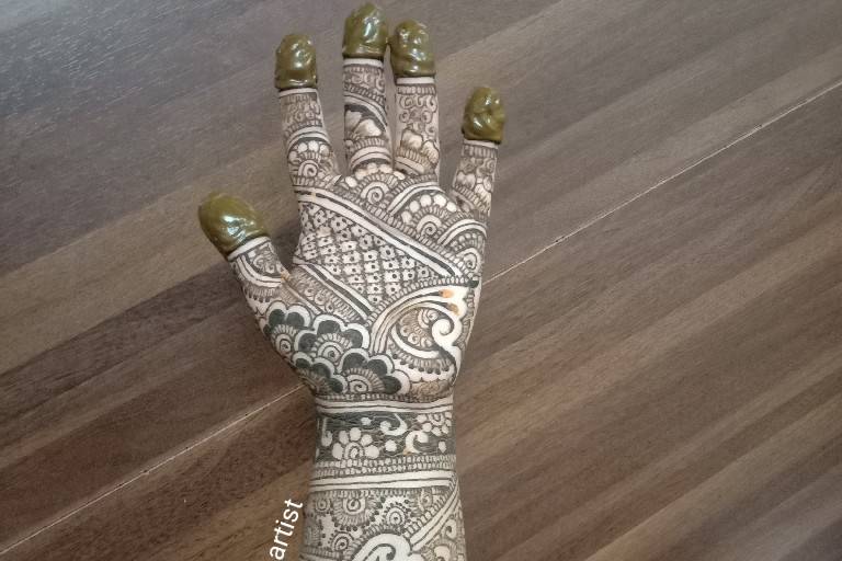 Nazia Mehendi Artist