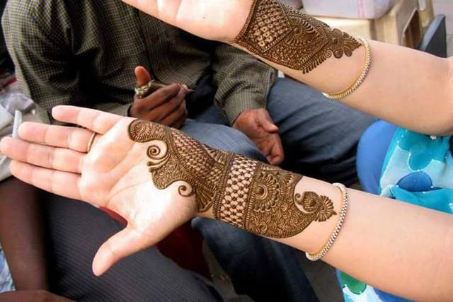 Top 90+ Mehndi Designs For Hands | WeddingBazaar