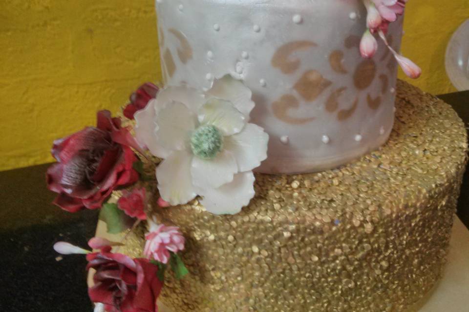 Edible sequins, sugar flowers