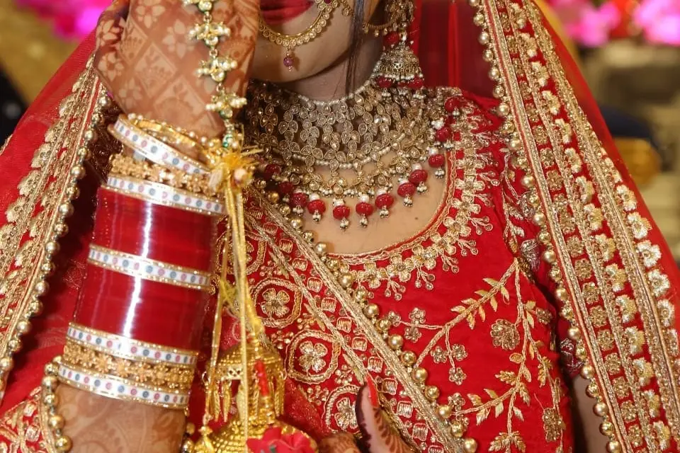 Rekha Marriage Broken Reason: रेखा को शादी के जोड़े में देख सास ने निकाल ली  थी 'चप्पल' | TheHealthSite.com हिंदी