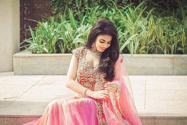 Anushree Reddy - The Anushree Reddy Bride ✨ Ivory 🤍 @heeta93 making her  entrance to a new beautiful life Makeup @shashy.mua Photography  @zehrajagani Florals @redfloral Jewellery @reddotjewels #anushreereddybride  #anushreereddy #ivory #bridal #lehenga #