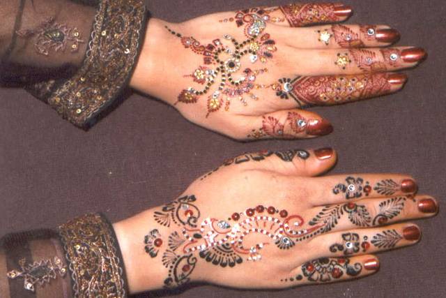 Mehendi Artist Veena Nagda Slams Karan Johar For His Claims On Alia Bhatts  Mehendi In Rocky Aur Rani Ki Prem Kahaani, Says Please Be Mindful | People  News | Zee News