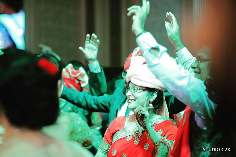 Family dancing at the wedding